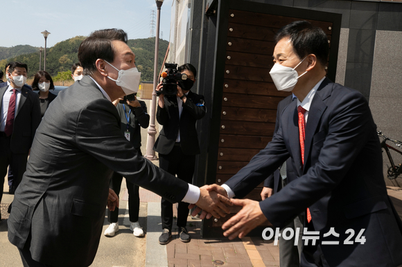 윤석열 대통령 당선인이 12일 오후 대구 달성군 유가읍에 있는 박근혜 전 대통령의 사저를 방문 박근혜 전 대통령 예방을 하기 위해 차량에서 내려 기다리고 있던 유영하 변호사와 악수를 나누고 있다. [사진=인수위사진기자단]