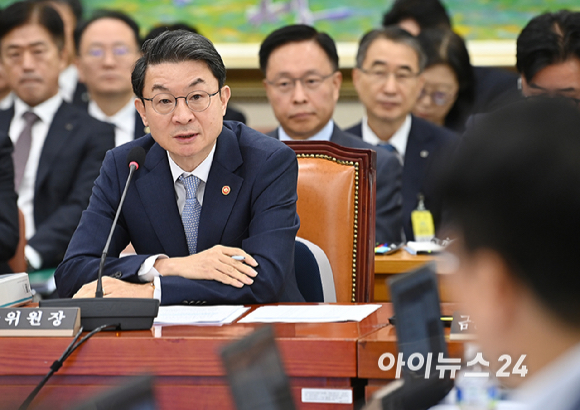 이억원 금융위원장이 20일 서울 여의도 국회 정무위원회에서 열린 금융위원회 등에 대한 국정감사에서 질의에 답변하고 있다. [사진=곽영래 기자]