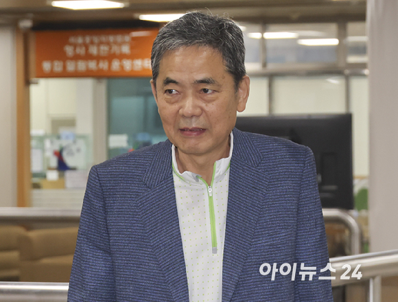 대장동 개발사업 민간업자 김만배씨에게 뇌물 50억원(세금 등 공제 후 25억원)을 수수한 혐의로 기소돼 1심에서 무죄를 선고받은 곽상도 전 국민의힘 의원이 1일 서울 서초구 서울고등법원에서 열린 항소심 공판에 출석하고 있다. [사진=곽영래 기자]