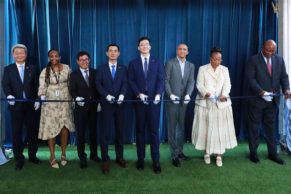 준공식에 참석한 주요 관계자들이 기념 사진을 촬영하고 있다. (좌부터 주남아공 양동한 한국 대사, 에스콤(Eskom) 연구개발실장, 엠텍 신영수 법인장, 대한전선 김준석 부사장, 호반그룹 김대헌 기획총괄사장, 남아공 통상산업경쟁부(DTIC) 에너지부문장, CIH 회장, CIH 대표이사 [사진=대한전선]