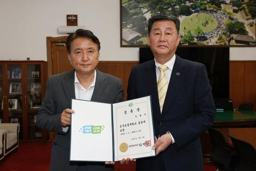 (왼쪽부터)김영환 충북지사, 김용수 충북도립대 총장 [사진=충북도]