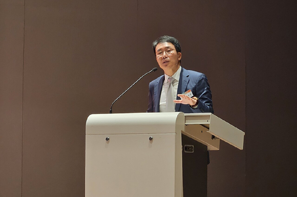 진양곤 HLB그룹 의장 2일 열린 '2026 HLB그룹 IR데이'에 참가해 그룹 방향성에 대해 설명하고 있다. [사진=HLB그룹 제공]