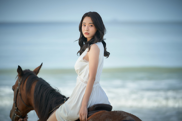 배우 이하늬가 넷플릭스 시리즈 '애마'에서 열연하고 있다. [사진=넷플릭스]