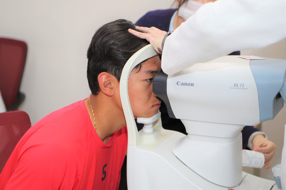 KIA 타이거즈 김도영(내야수)이 21일 광주 기아챔피언스필드에서 밝은안과21병원 의료진으로부터 눈 종합 검진을 받고 있다. [사진=KIA 타이거스]