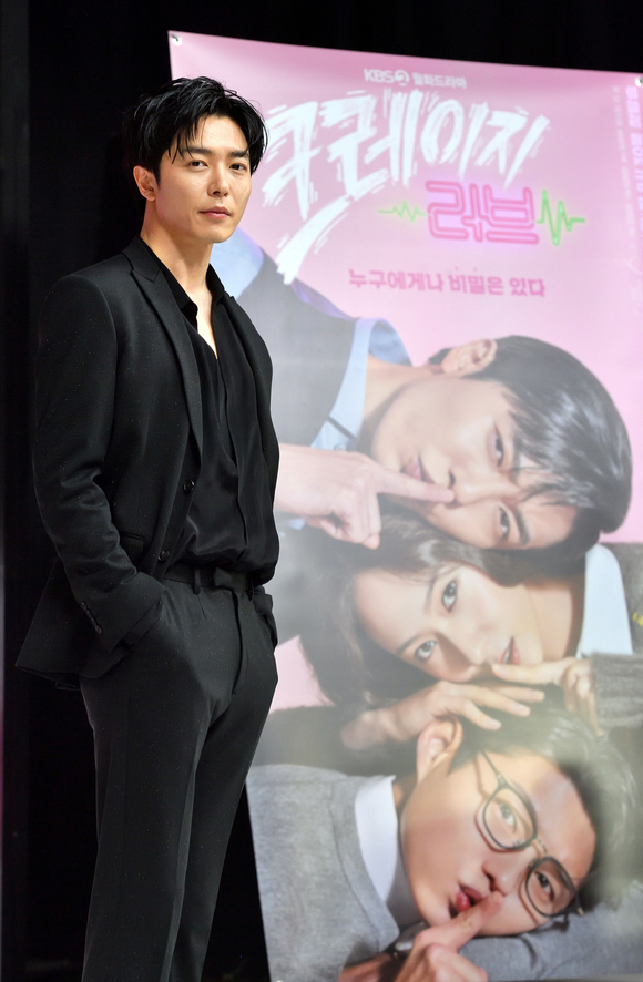 배우 김재욱이 7일 온라인으로 진행된 KBS 2TV 새 월화드라마 '크레이지 러브' 제작발표회에 참석해 포즈를 취하고 있다. [사진=KBS]