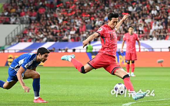 10일 오후 경기도 서울월드컵경기장에서 열린 22026 FIFA 북중미 월드컵 아시아 3차 예선 조별리그 B조 10차전 최종전 대한민국과 쿠웨이트의의 경기에서 전반 이한범이 슈팅을 하고 있다. [사진=곽영래 기자]