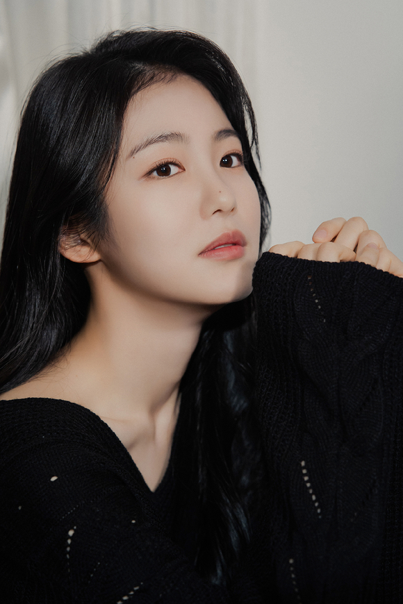 배우 신예은이 디즈니+ 오리지널 '3인칭 복수' 인터뷰에 앞서 포즈를 취하고 있다. [사진=앤피오엔터테인먼트]