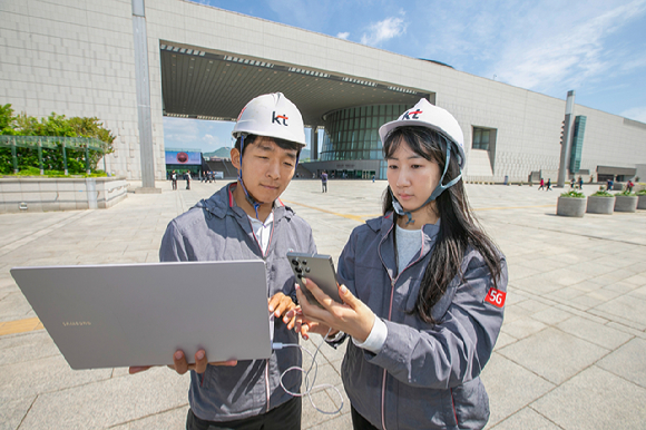 KT 직원들이 국립중앙박물관 경내에서 5월 연휴에 관람객이 몰릴 것을 대비해 통신 품질을 선제적으로 점검하고 있다. [사진=KT]