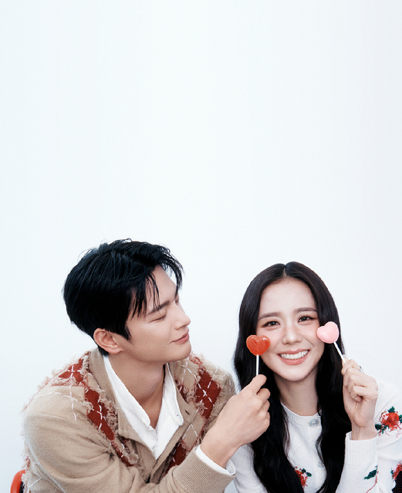 서인국과 지수가 사진 촿영에서 포즈를 취하고 있다. [사진=넷플릭스]