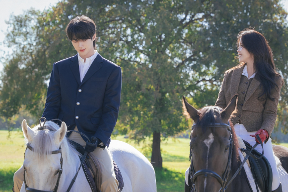 '21세기 대군부인' 아이유 변우석 스틸. [사진=MBC]