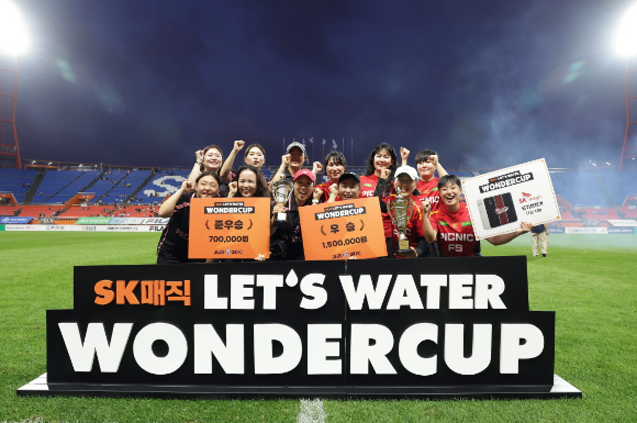 지난 19일 제주월드컵경기장에서 열린 제주SK FC 홈경기 하프타임에 진행된 'SK매직 LET'S WATER WONDER CUP' 시상식에서 우승팀 ‘피크닉FS’와 준우승팀 ‘프로FC W’가 수상 기념촬영을 하고 있다. [사진=SK매직]