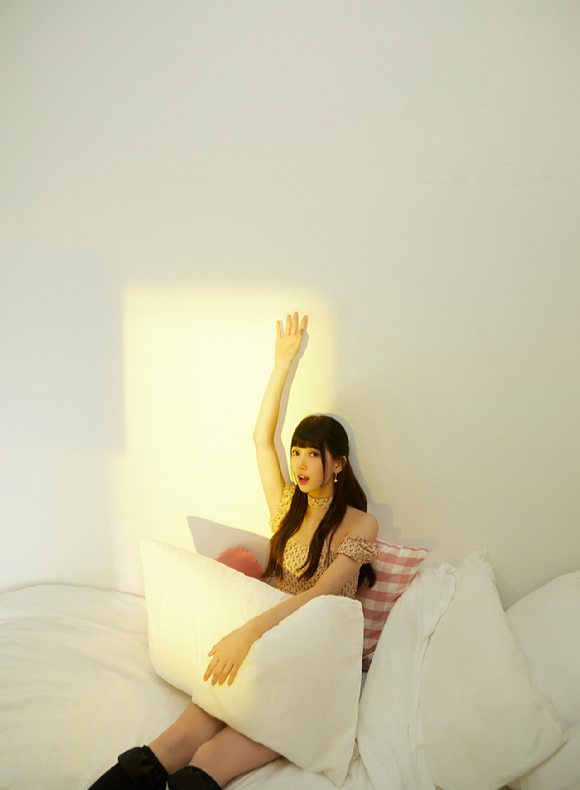 배우 수지가 넷플릭스 시리즈 '이두나!'(감독 이정효) 인터뷰에 앞서 포즈를 취하고 있다. [사진=넷플릭스]