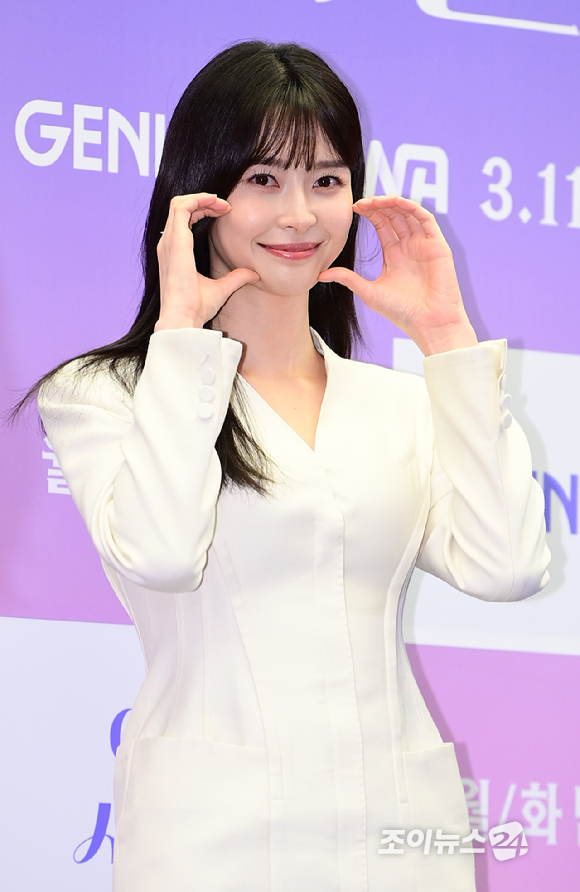 배우 권나라가 11일 오후 서울 마포구 스탠포드호텔에서 열린 지니 TV 오리지널 '야한(夜限) 사진관' 제작발표회에서 포즈를 취하고 있다. [사진=정소희 기자]