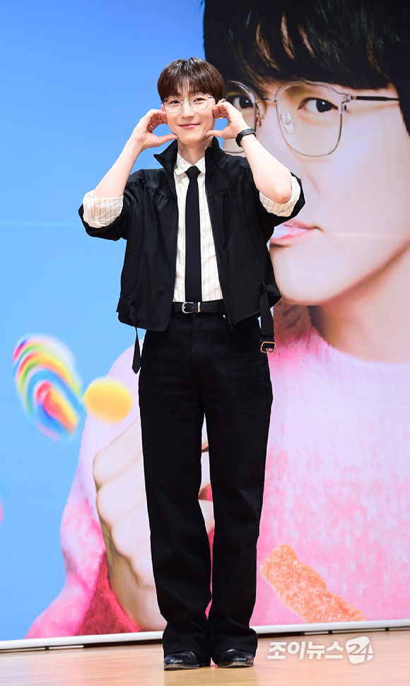 멜로망스 정동환(밴드마스터)이 27일 오전 서울 영등포구 KBS에서 열린 KBS2 뮤직 토크쇼 '더 시즌즈-성시경의 고막남친' 제작발표회에 참석하고 있다. [사진=정소희 기자]