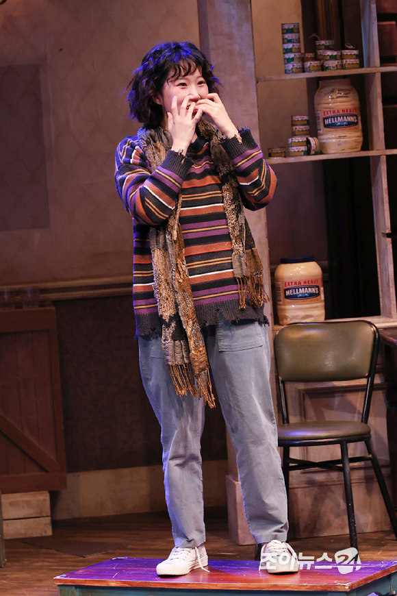배우 김단이가 19일 오후 서울 종로구 동숭동 대학로티오엠에서 진행된 연극 '오펀스' 프레스콜에 참석해 열연을 펼치고 있다. [사진=문수지 기자]