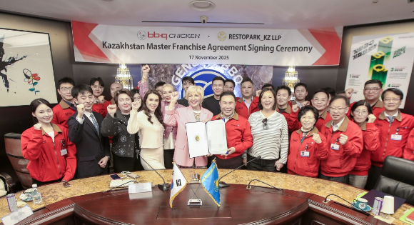BBQ가 레스토파크그룹과 카자흐스탄 마스터 프랜차이즈(MF) 계약을 체결했다. [사진=BBQ]