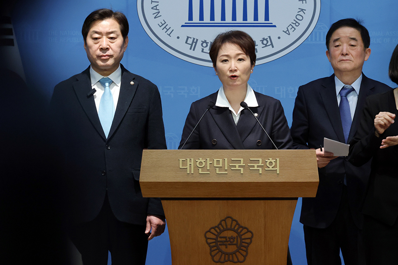 더불어민주당 정청래 대표가 23일 충북 진천 국가대표선수촌에서 열린 현장 최고위원회의에서 박지원 최고위원의 조국혁신당과의 합당 추진을 우려하는 발언을 듣고 있다. 2026.1.23 [사진=연합뉴스]