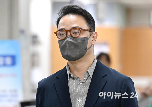 김건희 씨의 오빠 김진우 씨가 24일 오전 서울 서초구 서울중앙지방법원에서 열린 '경기 양평 공흥지구 개발 특혜 의혹' 1심 속행 공판에 출석하고 있다. [사진=곽영래 기자]