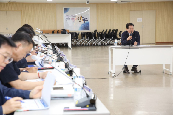 최대호 안양시장이 9일 시청에서 '안양 농수산물도매시장 시설 현대화 사업 타당성 조사 및 기본 계획 수립 용역' 착수 보고회를 주재하고 있다. [사진=안양시]