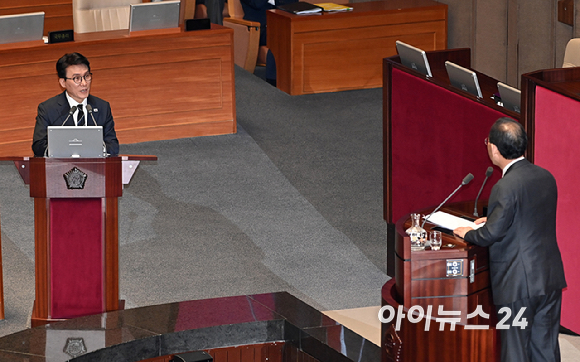 김민석 국무총리가 3일 서울 여의도 국회 본회의에서 열린 정치&middot;외교&middot;통일&middot;안보 분야 대정부질문에서 주호영 국민의힘 의원의 질의에 답변하고 있다. [사진=곽영래 기자]