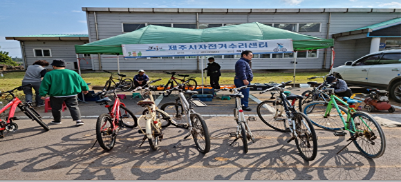 제주시가 제주종합경기장 내에서 매주 수~일요일 운영하고 있는 '자전거 수리센터'  [사진=제주시]