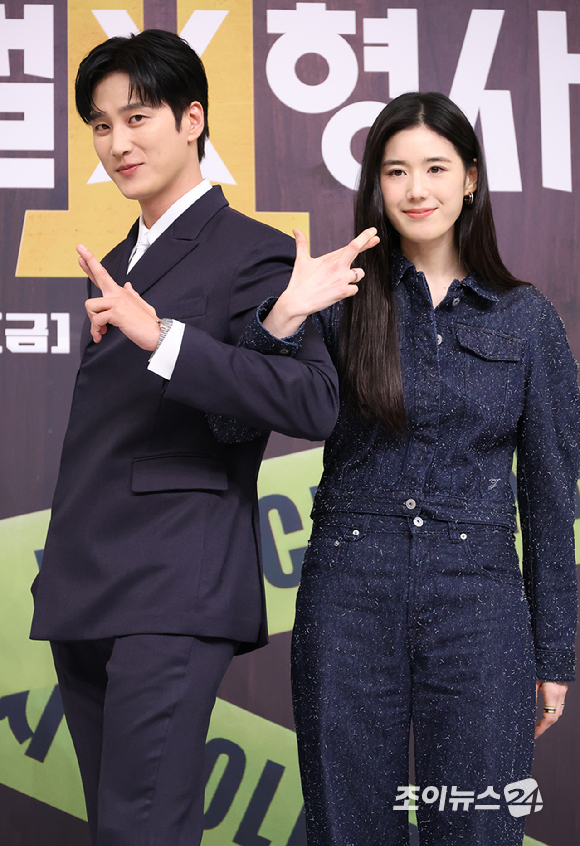 배우 안보현, 정은채가 4일 오전 서울 양천구 목동 SBS에서 진행된 SBS 새 금토드라마 '재벌X형사2' 제작발표회에 참석해 포즈를 취하고 있다. [사진=문수지 기자]