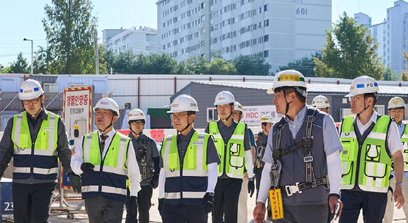 HDC현대산업개발이 청주 가경 아이파크 6단지에서 경영진 현장 점검을 진행하고 있다. 앞줄 왼쪽 두 번째 정경구 HDC현대산업개발 대표이사, 세 번째 조태제 HDC현대산업개발 CSO. [사진=HDC현대산업개발]