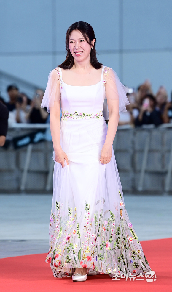배우 염혜란이 18일 오후 인천광역시 파라다이스 시티에서 열린 제4회 청룡시리즈어워즈 레드카펫 행사에 참석하고 있다. [사진=정소희 기자]