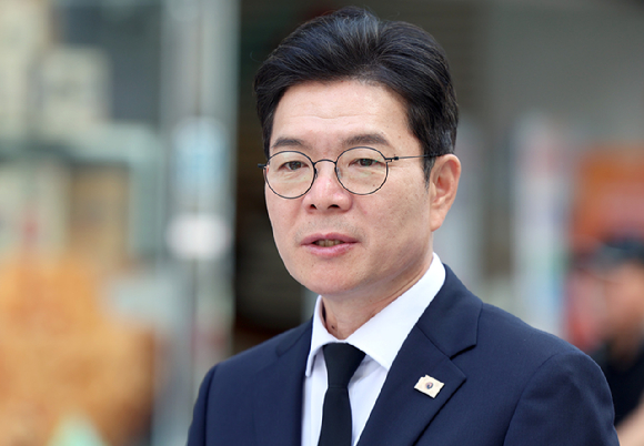 정원오 더불어민주당 서울시장 후보가 21일 오후 경남 창원시 마산합포구 창동 사거리에서 '서울-경남 상생협력 공동선언'에서 선언문을 읽고 있다. [사진=연합뉴스]