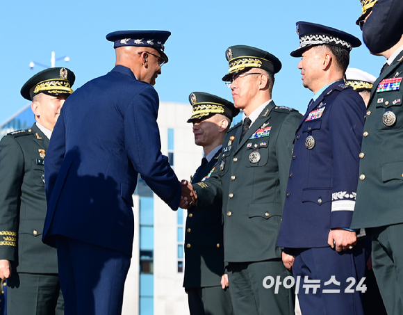 찰스 브라운 미 합참의장 환영 의장행사가 12일 오전 서울 국방부에서 열렸다. 브라운 미 합참의장이 우리 군관계자와 인사를 하고 있다. [사진=정소희 기자]