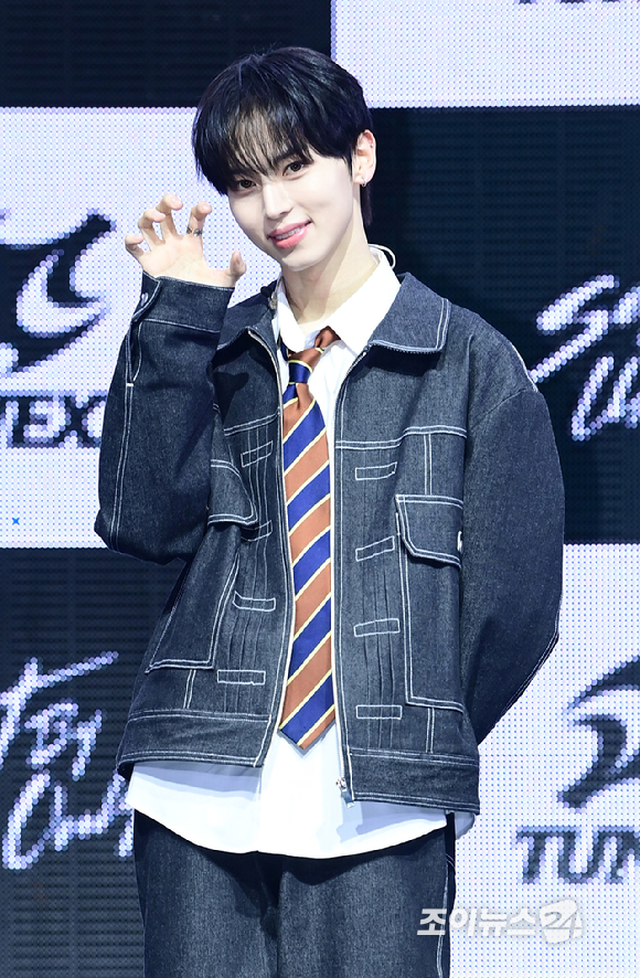 3일 오후 서울 광진구 광장동 예스24라이브홀에서 신인 보이그룹&nbsp;튜넥스(TUNEXX)&nbsp;첫 번째 미니 앨범 '셋 바이 어스 온리'(SET BY US ONLY) 발매 기념 쇼케이스가 열렸다.&nbsp;튜넥스 인후가 포토타임을 갖고 있다. [사진=정소희 기자]