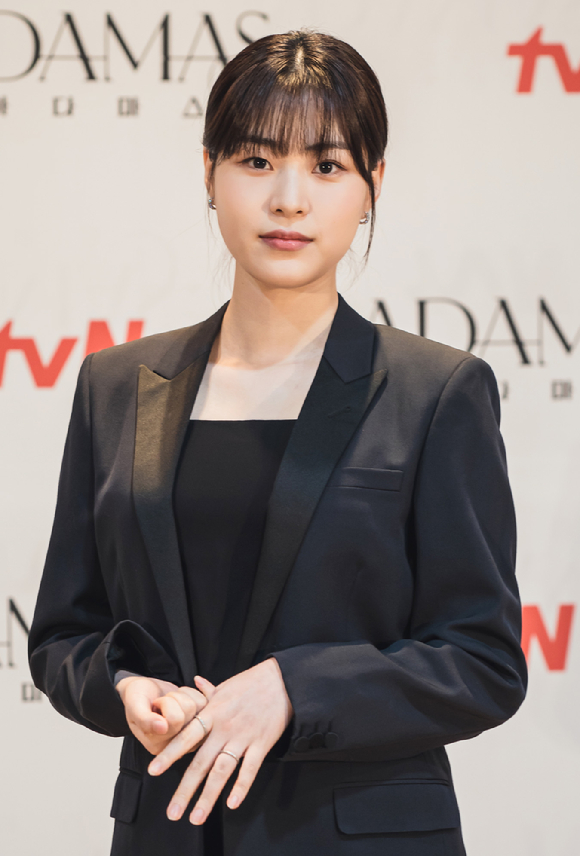 배우 이수경이 26일 온라인으로 진행된 tvN 새 수목드라마 '아다마스' 제작발표회에 참석해 포즈를 취하고 있다. [사진=tvN]