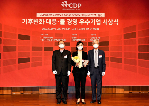 26일 서울 신라호텔에서 열린 ‘CDP Korea 기후변화 대응∙물 경영 우수기업 시상식’에서 풀무원 홍은기 ESH 담당(사진 가운데)이 ‘Water 우수상’ 수상패를 받은 후 장지인 CDP 한국위원회 위원장(사진 왼쪽 세 번째), 양춘승 CDP 한국위원회 상임부위원장(사진 왼쪽 첫 번째)과 함께 기념촬영을 하고 있다. [사진=풀무원]