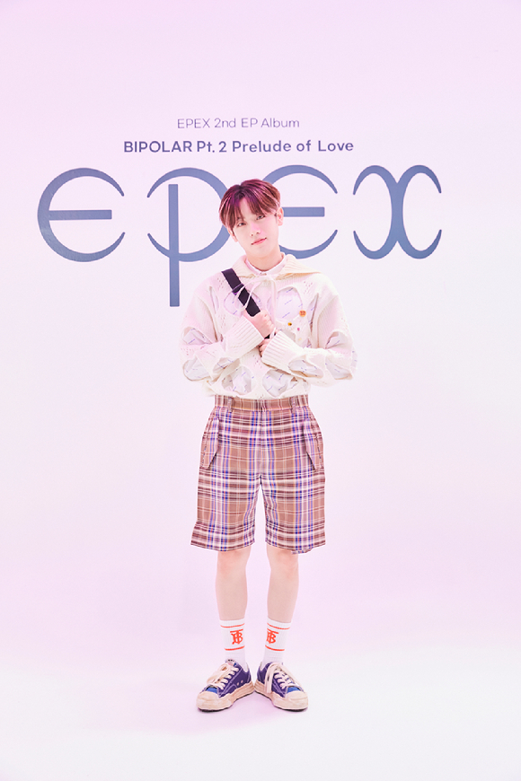 그룹 이펙스(EPEX) 금동현이 26일 온라인으로 진행된 두 번째 EP 앨범 'Bipolar(양극성) Pt.2 사랑의 서' 발매 기념 쇼케이스에 참석해 포즈를 취하고 있다. [사진=C9엔터테인먼트]