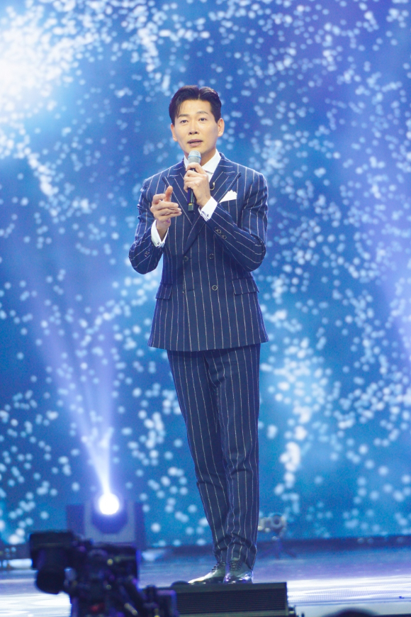 김용필이 '미스터트롯2' 무대에서 노래 부르고 있다. [사진=TV CHOSUN]