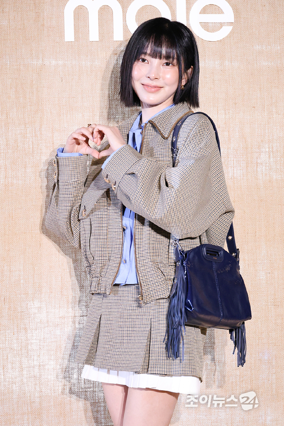 배우 신수현이 19일 오전 서울 용산구 몬드리안 서울에서 진행된 파리 컨템포러리 여성 브랜드 마주(maje) 2026 봄&middot;여름 컬렉션 프레젠테이션 행사에 참석해 포즈를 취하고 있다. [사진=문수지 기자]