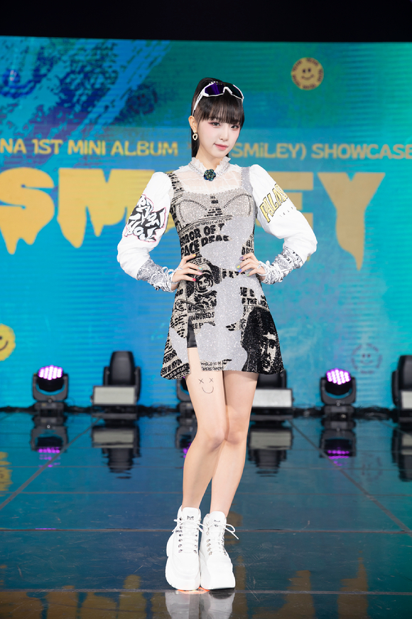 가수 최예나가 17일 첫번째 미니앨범 'ˣ‿ˣ (SMiLEY)' 발매 기념 온라인 쇼케이스에서 포즈를 취하고 있다. [사진=위에화엔터테인먼트]