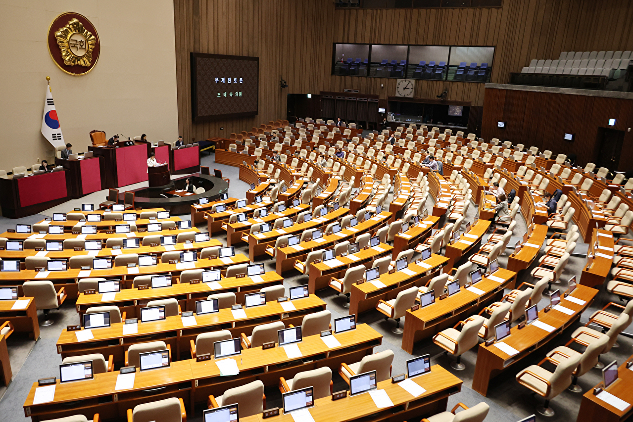 국민의힘 조배숙 의원이 24일 국회 본회의에서 2차 상법 개정안에 반대하는 필리버스터(무제한 토론을 통한 합법적인 의사진행 방해)를 하고 있다. 2025.8.24 [사진=연합뉴스]