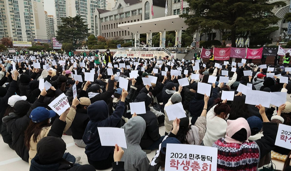 동덕여대 총학생회는 20일 오후 서울 성북구 동덕여대 월곡캠퍼스 운동장에서 학생총회를 열고 '동덕여대 공학 전환' 찬반 투표를 진행했다. [사진=연합뉴스]