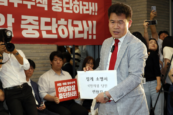 국민의힘 전당대회 합동연설회를 방해해 당 윤리위원회에 회부된 한국사 강사 전한길 씨가 14일 서울 여의도 중앙당사에서 열린 윤리위원회에 참석하기 전 농성중인 김문수 당 대표 후보와 인사후 발언하고 있다. [사진=연합뉴스]