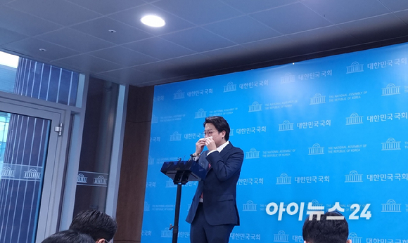 이준석 전 국민의힘 대표가 16일 오전 국회에서 기자회견을 마친 후 기자들과의 질의응답 도중 눈물을 닦고 있다. [사진=김주훈 기자]