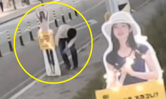 이윤희씨 등신대를 훼손한 A씨 CCTV 화면 [사진=유튜브 '이윤희 실종사건 공식채널' 캡쳐]