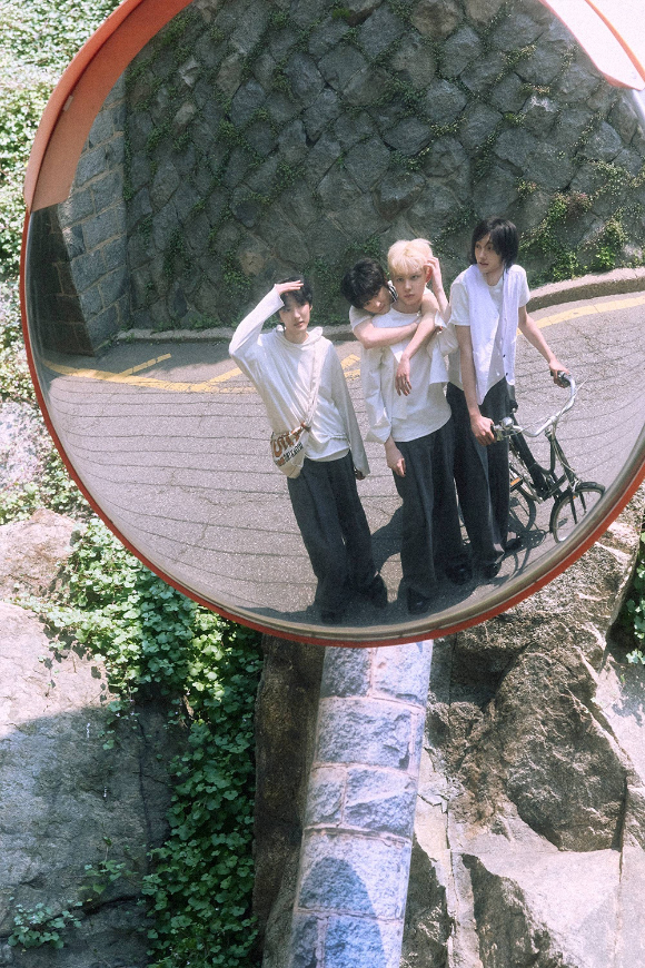 AxMxP의 데뷔 앨범이자 정규 1집 'AxMxP'의 첫 번째 콘셉트 포토 [사진=FNC엔터테인먼트]