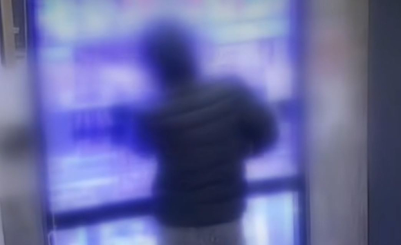 무인 성인용품 매장에 들어간 뒤 진열대 속 상품들을 모두 쓸어간 남성의 절도 행각 장면이 공개됐다. 사진은 해당 절도 행각 장면. [사진=JTBC 사건반장 캡처]