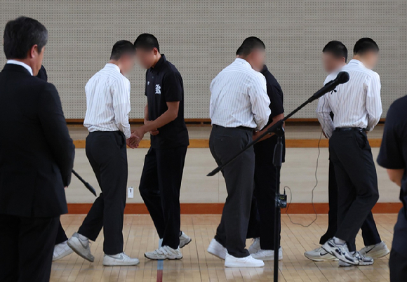 서울 배재고등학교 야구부 학생들이 지난 6일 전남광주특별시 광주제일고등학교를 찾아 사과한 뒤 광주제일고 야구부와 악수하고 있다. [사진=연합뉴스]