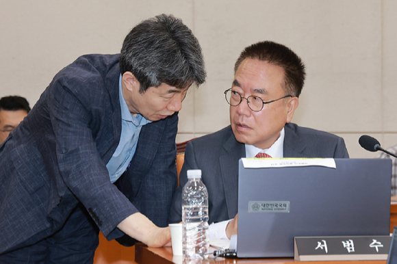 노태악 전 중앙선거관리위원장이 1일 국회에서 열린 '제9회 전국동시지방선거 투표용지 부족 사태 등 국민 참정권 침해 진상규명 및 선거관리 개혁을 위한 국정조사 특별위원회' 제3차 전체회의에서 물을 마시고 있다. 2026.7.1 [사진=연합뉴스]