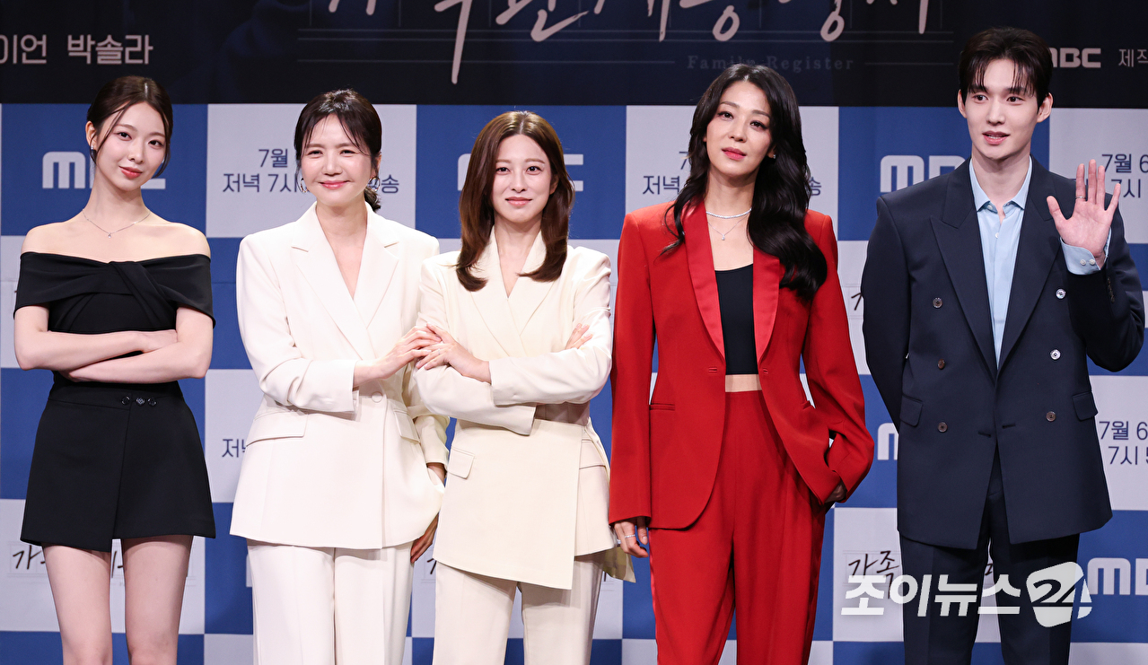 배우 박솔라, 임지은, 박세영, 한고은, 성이언이 2일 오후 서울 마포구 상암동 MBC에서 진행된 MBC 새 일일드라마 '가족관계증명서' 제작발표회에 참석해 포즈를 취하고 있다. [사진=문수지 기자]
