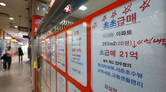 서울 송파구 신천동 신축아파트 '잠실 르엘' 옆에 롯데월드타워가 보이고 있다. [사진=김민지 기자]