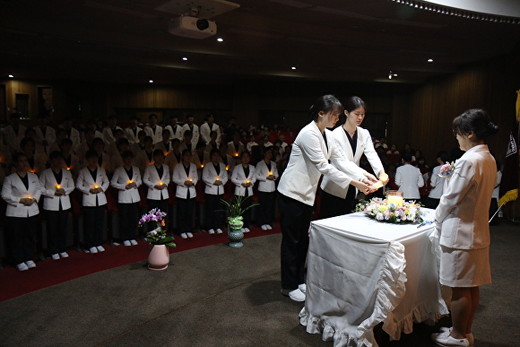 간호학과 학생들의 나이팅게일 선서식 모습. [사진=충북대학교]