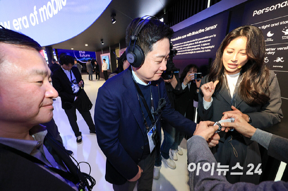 홍범식 LG유플러스 대표(오른쪽 두 번째)가 2일(현지시간) 스페인 바르셀로나 피라 그란 비아 전시장에서 열린 '모바일 월드 콩그레스(MWC)2026'에서 삼성전자 갤럭시 부스를 방문해 노태문 삼성전자 대표이사 사장(DX부문장)과 사진촬영 하고 있다. 2026.03.02. [사진=바르셀로나=사진공동취재단]